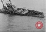 Standbild österreichisch-ungarischen Linienschiff SMS Szent István ist torpediert Adria, 1918, aus Sekunde 7 historischem Filmmaterial Videoclip 65675070596