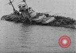 Standbild österreichisch-ungarischen Linienschiff SMS Szent István ist torpediert Adria, 1918, aus Sekunde 8 historischem Filmmaterial Videoclip 65675070596