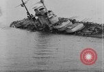 Standbild österreichisch-ungarischen Linienschiff SMS Szent István ist torpediert Adria, 1918, aus Sekunde 10 historischem Filmmaterial Videoclip 65675070596