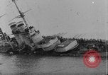 Standbild österreichisch-ungarischen Linienschiff SMS Szent István ist torpediert Adria, 1918, aus Sekunde 25 historischem Filmmaterial Videoclip 65675070596
