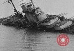 Standbild österreichisch-ungarischen Linienschiff SMS Szent István ist torpediert Adria, 1918, aus Sekunde 29 historischem Filmmaterial Videoclip 65675070596