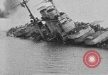 Standbild österreichisch-ungarischen Linienschiff SMS Szent István ist torpediert Adria, 1918, aus Sekunde 34 historischem Filmmaterial Videoclip 65675070596