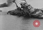 Standbild österreichisch-ungarischen Linienschiff SMS Szent István ist torpediert Adria, 1918, aus Sekunde 35 historischem Filmmaterial Videoclip 65675070596