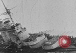 Standbild österreichisch-ungarischen Linienschiff SMS Szent István ist torpediert Adria, 1918, aus Sekunde 41 historischem Filmmaterial Videoclip 65675070596