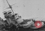 Standbild österreichisch-ungarischen Linienschiff SMS Szent István ist torpediert Adria, 1918, aus Sekunde 43 historischem Filmmaterial Videoclip 65675070596