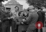 Immagine di Esame dei documenti Wiesbaden Germania, 1946, secondo 15 filmato di repertorio 65675070610