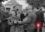 Immagine di Esame dei documenti Wiesbaden Germania, 1946, secondo 16 filmato di repertorio 65675070610