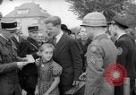 Immagine di Esame dei documenti Wiesbaden Germania, 1946, secondo 17 filmato di repertorio 65675070610