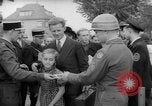 Immagine di Esame dei documenti Wiesbaden Germania, 1946, secondo 18 filmato di repertorio 65675070610