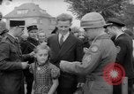 Immagine di Esame dei documenti Wiesbaden Germania, 1946, secondo 19 filmato di repertorio 65675070610