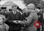 Immagine di Esame dei documenti Wiesbaden Germania, 1946, secondo 21 filmato di repertorio 65675070610