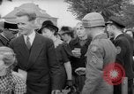 Immagine di Esame dei documenti Wiesbaden Germania, 1946, secondo 22 filmato di repertorio 65675070610
