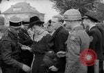 Immagine di Esame dei documenti Wiesbaden Germania, 1946, secondo 24 filmato di repertorio 65675070610