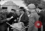 Immagine di Esame dei documenti Wiesbaden Germania, 1946, secondo 28 filmato di repertorio 65675070610