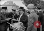 Immagine di Esame dei documenti Wiesbaden Germania, 1946, secondo 29 filmato di repertorio 65675070610