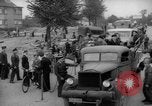 Immagine di Esame dei documenti Wiesbaden Germania, 1946, secondo 47 filmato di repertorio 65675070610