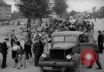 Immagine di Esame dei documenti Wiesbaden Germania, 1946, secondo 52 filmato di repertorio 65675070610
