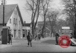 Immagine di British guardie militari La città di Bad Oeynhausen Germania, 1946, secondo 3 filmato di repertorio 65675070616