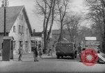 Immagine di British guardie militari La città di Bad Oeynhausen Germania, 1946, secondo 33 filmato di repertorio 65675070616
