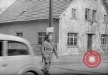 Immagine di British guardie militari La città di Bad Oeynhausen Germania, 1946, secondo 41 filmato di repertorio 65675070616