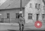 Immagine di British guardie militari La città di Bad Oeynhausen Germania, 1946, secondo 42 filmato di repertorio 65675070616