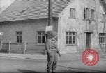 Immagine di British guardie militari La città di Bad Oeynhausen Germania, 1946, secondo 43 filmato di repertorio 65675070616