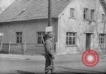 Immagine di British guardie militari La città di Bad Oeynhausen Germania, 1946, secondo 44 filmato di repertorio 65675070616