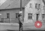 Immagine di British guardie militari La città di Bad Oeynhausen Germania, 1946, secondo 45 filmato di repertorio 65675070616