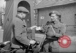 Immagine di British guardie militari La città di Bad Oeynhausen Germania, 1946, secondo 46 filmato di repertorio 65675070616