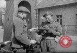 Immagine di British guardie militari La città di Bad Oeynhausen Germania, 1946, secondo 47 filmato di repertorio 65675070616