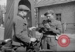 Immagine di British guardie militari La città di Bad Oeynhausen Germania, 1946, secondo 48 filmato di repertorio 65675070616