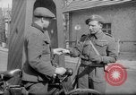 Immagine di British guardie militari La città di Bad Oeynhausen Germania, 1946, secondo 49 filmato di repertorio 65675070616