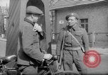 Immagine di British guardie militari La città di Bad Oeynhausen Germania, 1946, secondo 50 filmato di repertorio 65675070616