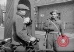 Immagine di British guardie militari La città di Bad Oeynhausen Germania, 1946, secondo 51 filmato di repertorio 65675070616