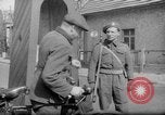 Immagine di British guardie militari La città di Bad Oeynhausen Germania, 1946, secondo 52 filmato di repertorio 65675070616
