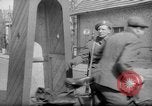 Immagine di British guardie militari La città di Bad Oeynhausen Germania, 1946, secondo 53 filmato di repertorio 65675070616