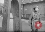Immagine di British guardie militari La città di Bad Oeynhausen Germania, 1946, secondo 54 filmato di repertorio 65675070616