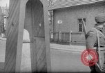 Immagine di British guardie militari La città di Bad Oeynhausen Germania, 1946, secondo 55 filmato di repertorio 65675070616