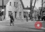 Immagine di British guardie militari La città di Bad Oeynhausen Germania, 1946, secondo 56 filmato di repertorio 65675070616