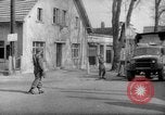 Immagine di British guardie militari La città di Bad Oeynhausen Germania, 1946, secondo 57 filmato di repertorio 65675070616