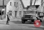 Immagine di British guardie militari La città di Bad Oeynhausen Germania, 1946, secondo 58 filmato di repertorio 65675070616