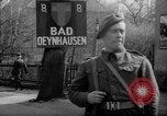Immagine di British guardie militari La città di Bad Oeynhausen Germania, 1946, secondo 62 filmato di repertorio 65675070616