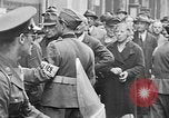 Immagine di Tedeschi a Monaco durante l'occupazione Monaco Germania, 1946, secondo 20 filmato di repertorio 65675070624
