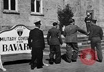 Immagine di Tedeschi a Monaco durante l'occupazione Monaco Germania, 1946, secondo 27 filmato di repertorio 65675070624