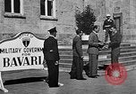 Immagine di Tedeschi a Monaco durante l'occupazione Monaco Germania, 1946, secondo 30 filmato di repertorio 65675070624