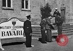 Immagine di Tedeschi a Monaco durante l'occupazione Monaco Germania, 1946, secondo 32 filmato di repertorio 65675070624
