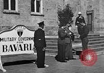 Immagine di Tedeschi a Monaco durante l'occupazione Monaco Germania, 1946, secondo 33 filmato di repertorio 65675070624