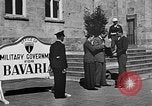 Immagine di Tedeschi a Monaco durante l'occupazione Monaco Germania, 1946, secondo 34 filmato di repertorio 65675070624