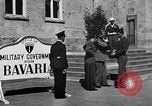 Immagine di Tedeschi a Monaco durante l'occupazione Monaco Germania, 1946, secondo 35 filmato di repertorio 65675070624
