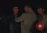 Immagine di Lyndon Baines Johnson alla base di Korat Della Thailandia, 1967, secondo 14 filmato di repertorio 65675070629
